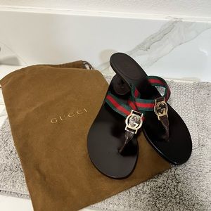 Pre-Owned Gucci Leather T-Strap Sandals